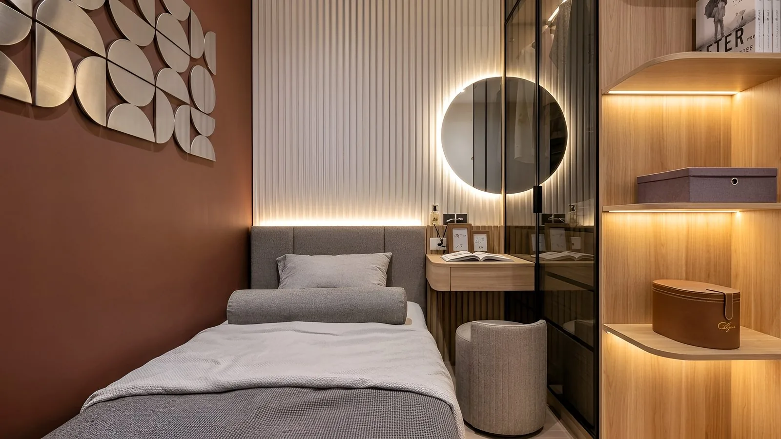 Kamar tidur dengan skema warna cokelat dan penyimpanan built-in